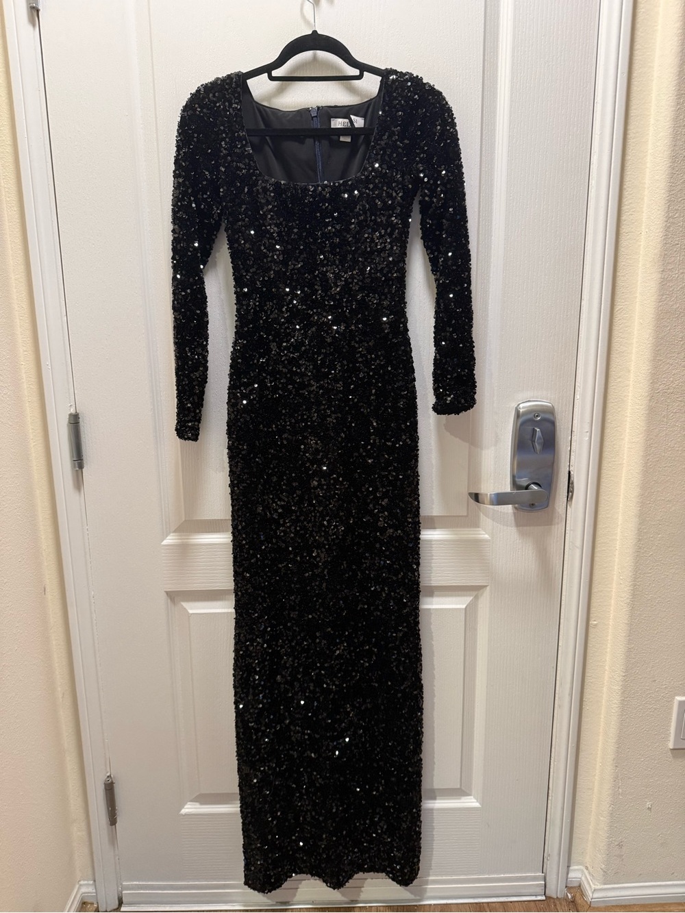 Helsi Jamie Square-Neck Sequin Velvet Column Gown in Black Size XS Preloved - Picture 6 of 7